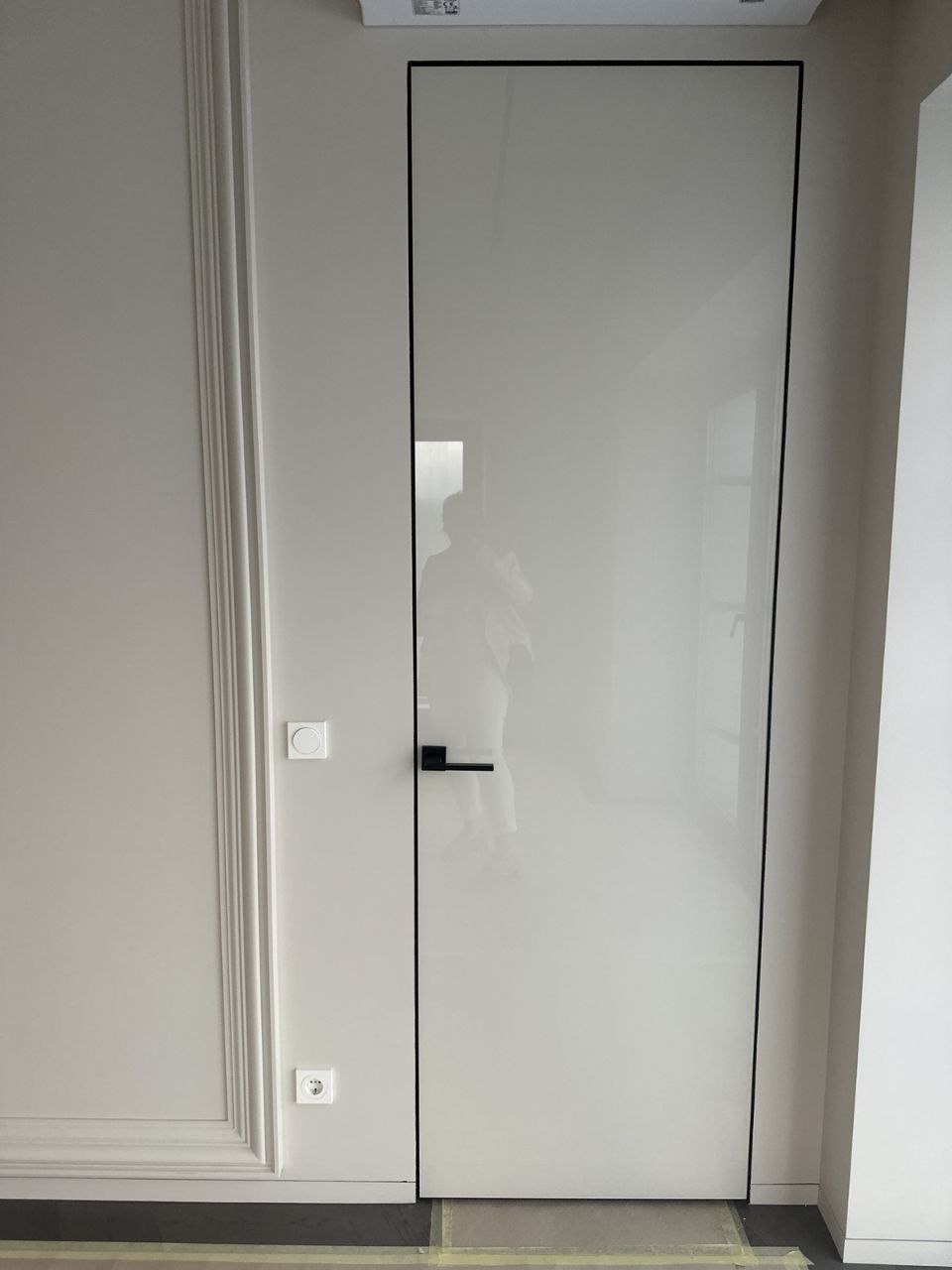 High gloss hidden door